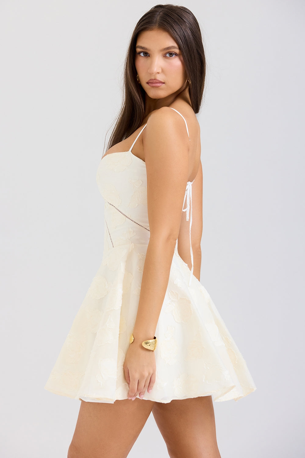 Vestido Corto con Espalda de Encaje Floral – Modelo Serenita
