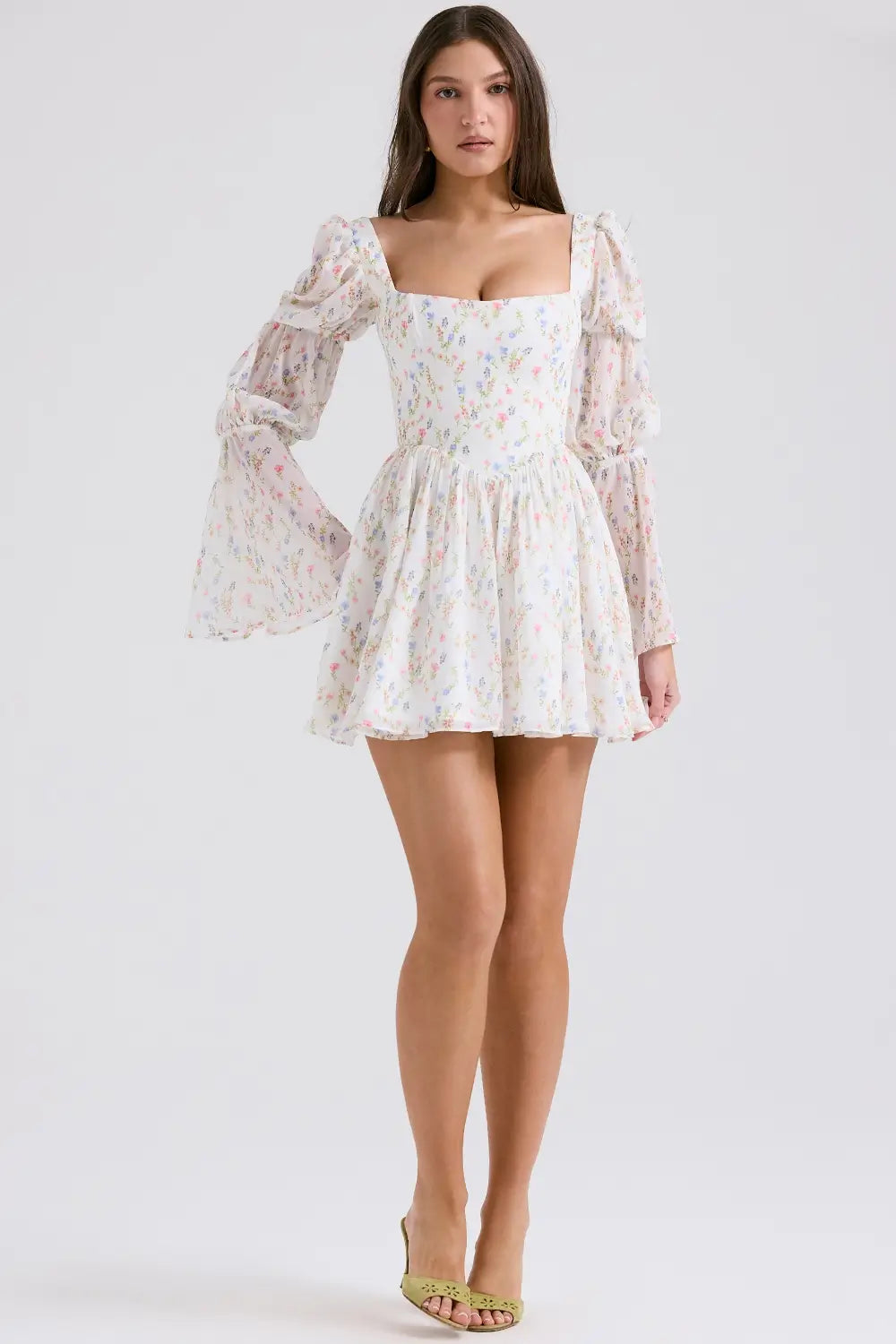 Vestido Corto con Mangas Abullonadas y Estampado Floral – Modelo Mila