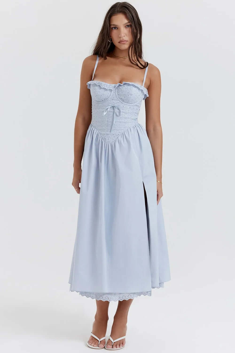 Vestido Midi Bordado Azul Cielo Elegante – Modelo Emily