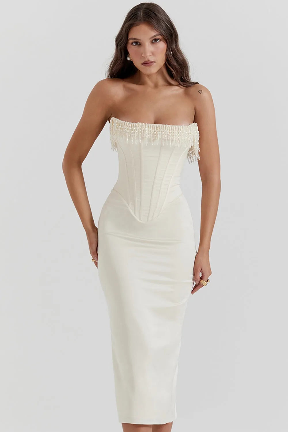 Vestido Midi Blanco Elegante con Perlas – Modelo Arizona