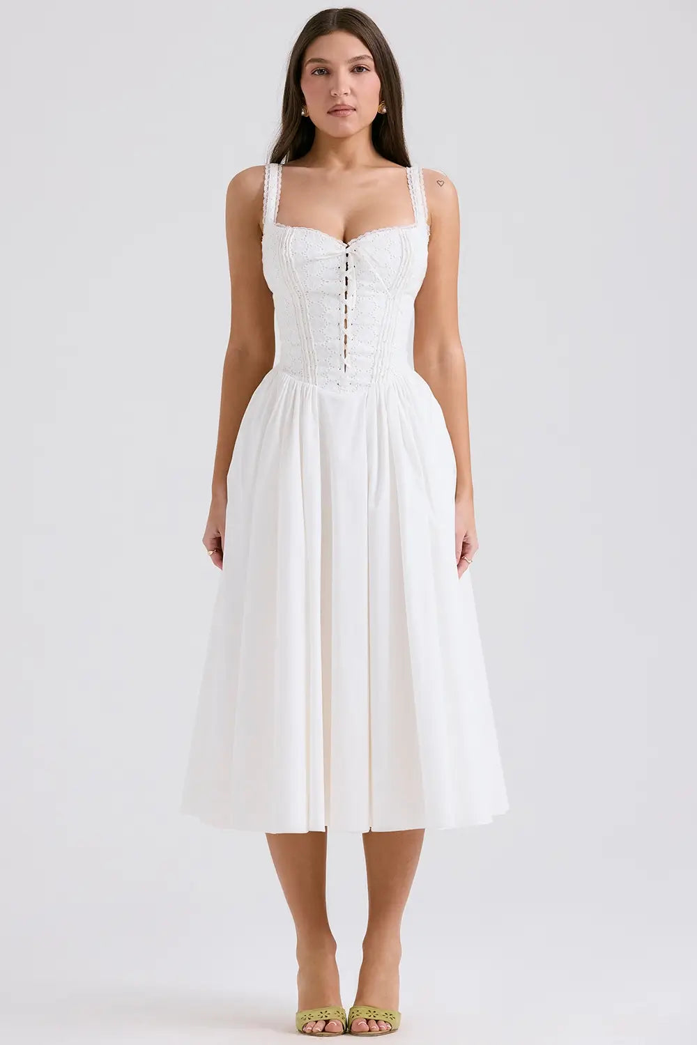 Vestido Blanco de Encaje con Bolsillos Ocultos – Modelo Valentina